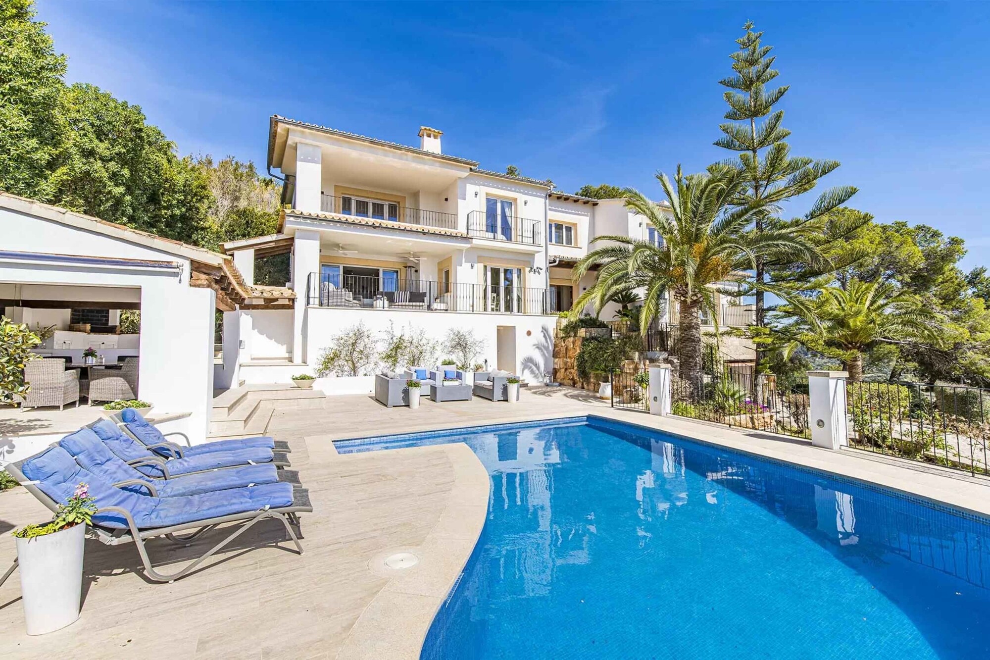 Spacious villa with 4 bedrooms and sea view
