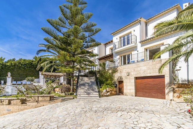 Spacious villa with 4 bedrooms and sea view
