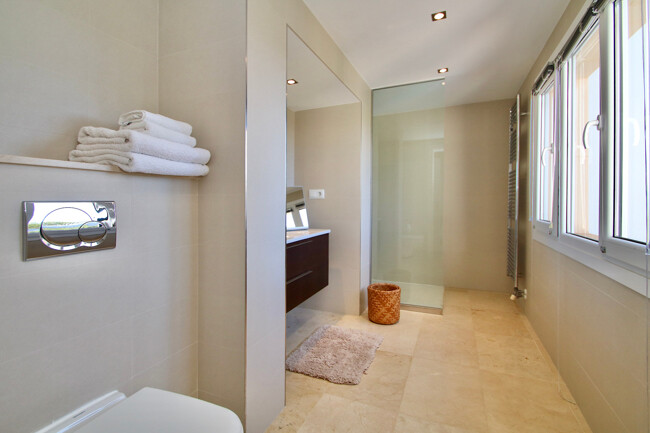 Spacious villa with 4 bedrooms and sea view