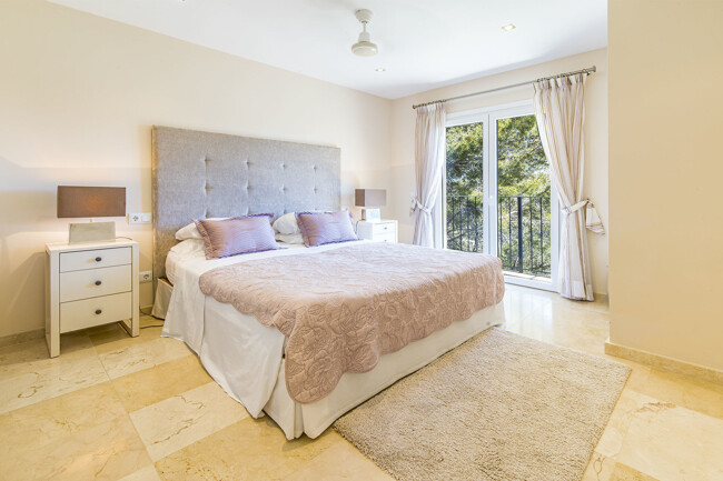 Spacious villa with 4 bedrooms and sea view