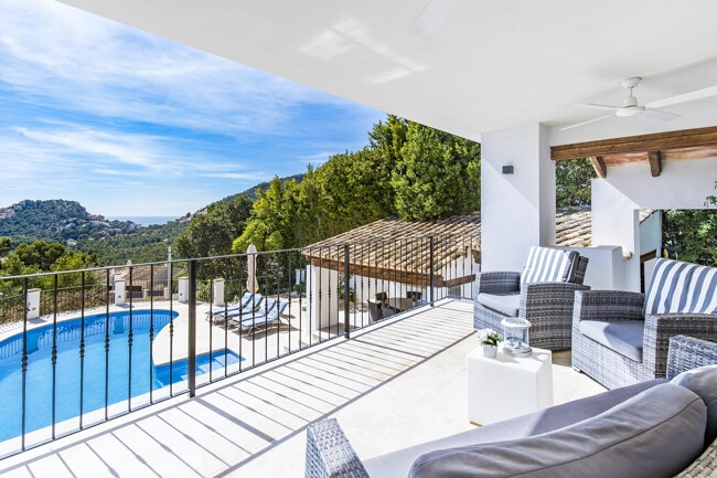 Spacious villa with 4 bedrooms and sea view