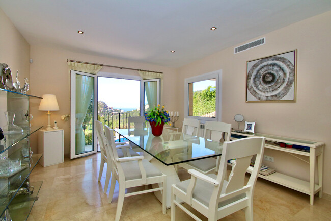 Spacious villa with 4 bedrooms and sea view