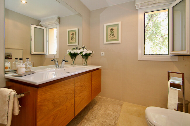 Spacious villa with 4 bedrooms and sea view