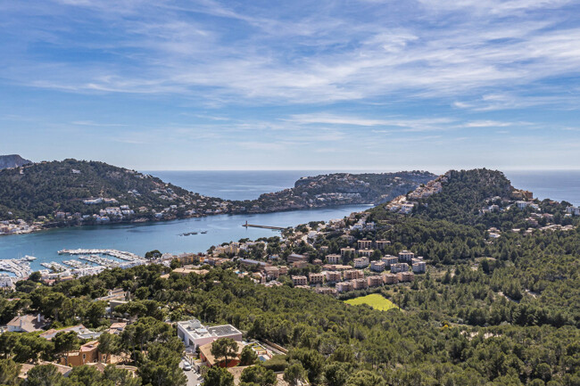 Spacious villa with 4 bedrooms and sea view