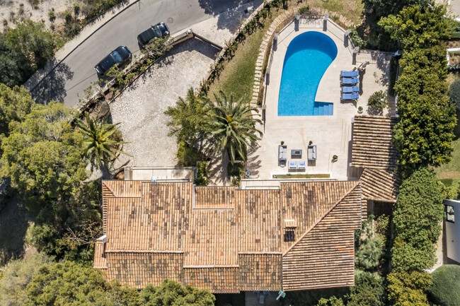 Spacious villa with 4 bedrooms and sea view