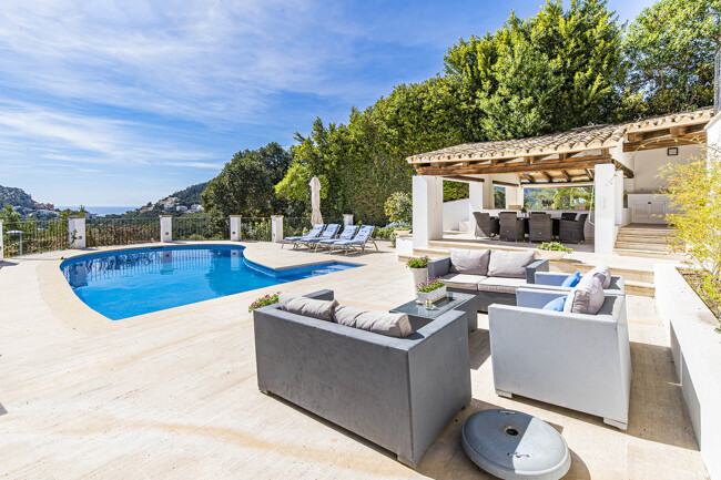 Spacious villa with 4 bedrooms and sea view