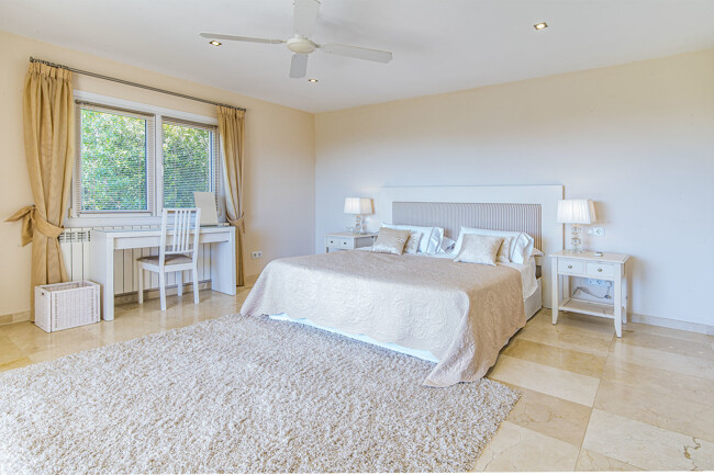 Spacious villa with 4 bedrooms and sea view