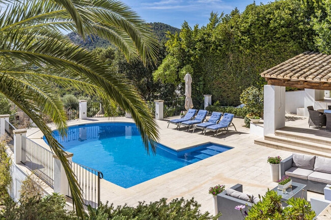 Spacious villa with 4 bedrooms and sea view