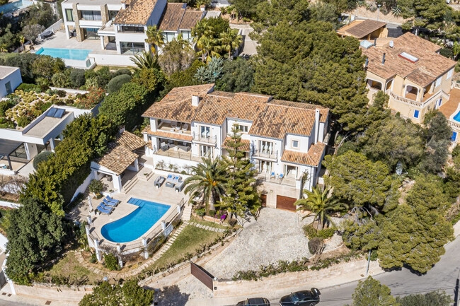 Spacious villa with 4 bedrooms and sea view