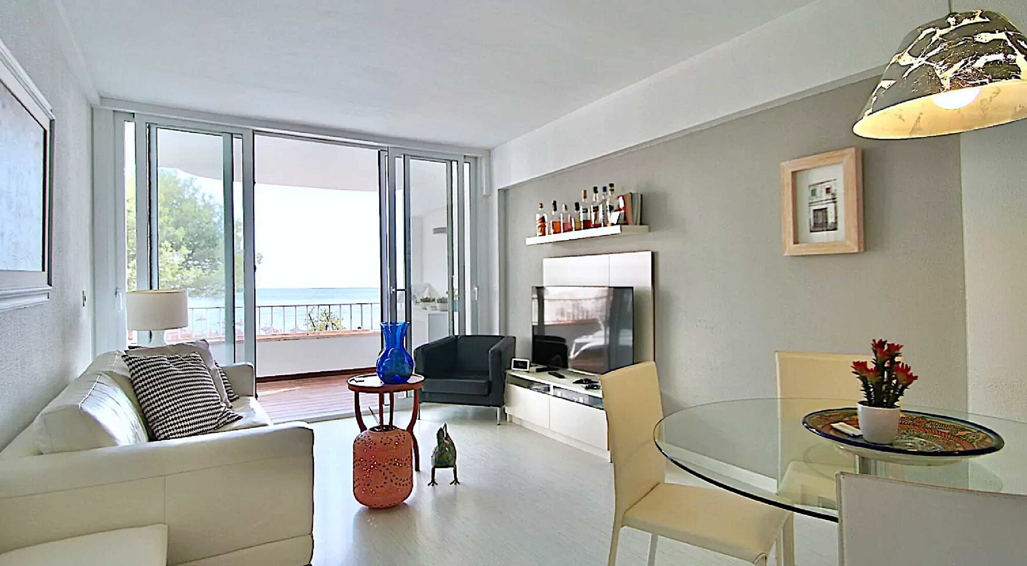 Fantastic apartment in the first line of the sea