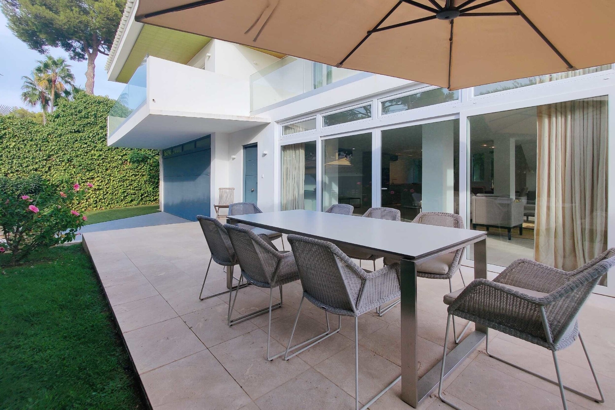Modern villa with large garage and swimming pool