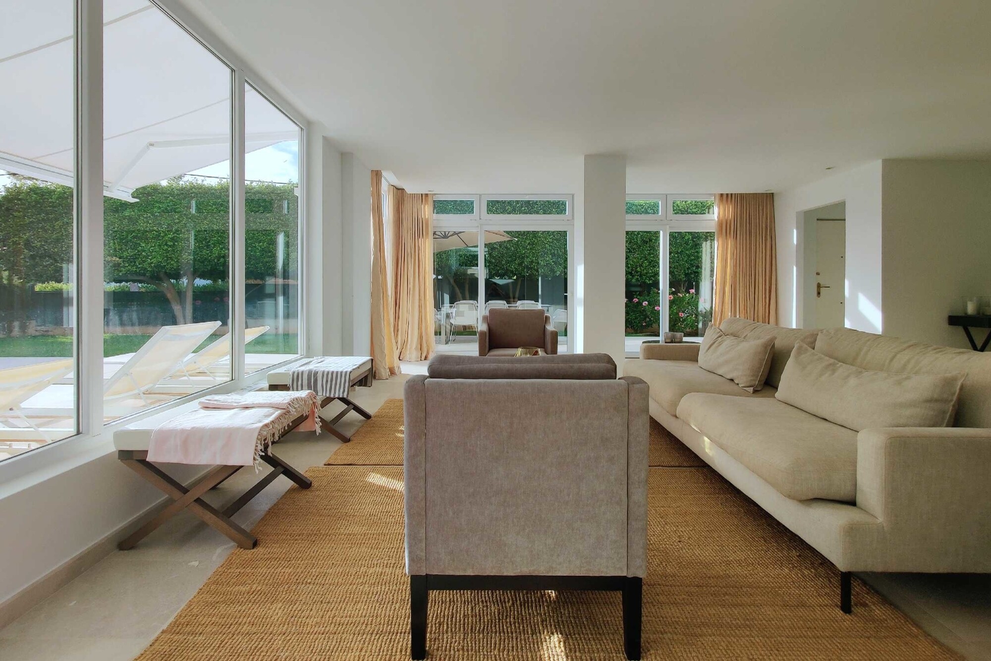Modern villa with large garage and swimming pool
