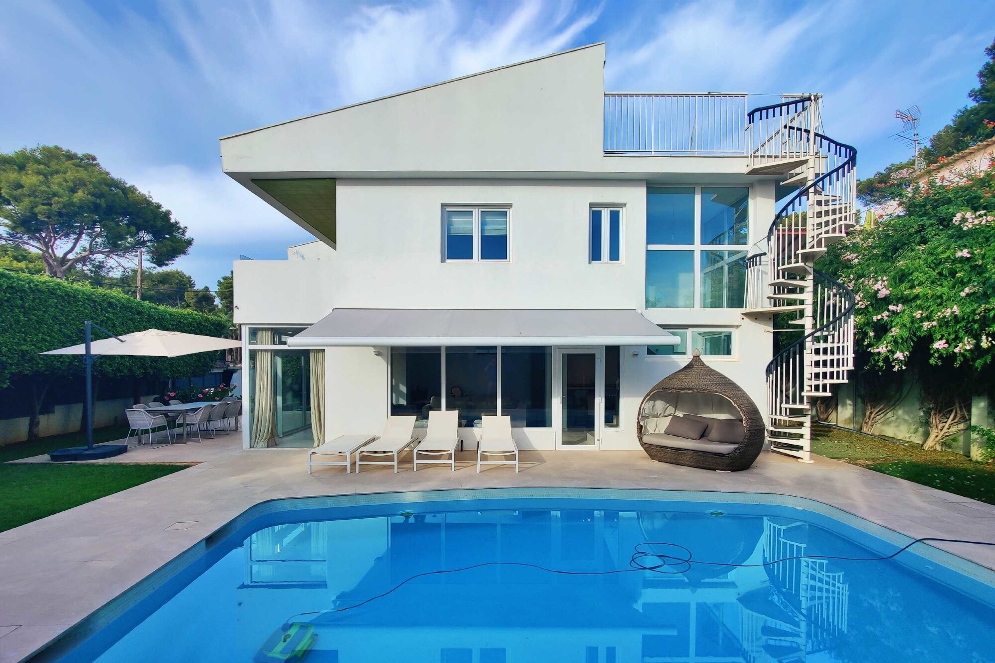 Modern villa with large garage and swimming pool