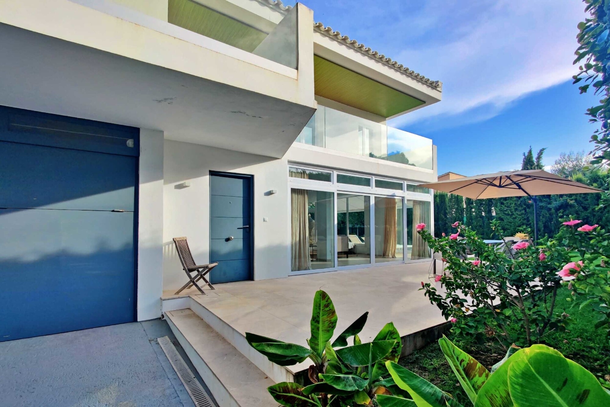 Modern villa with large garage and swimming pool