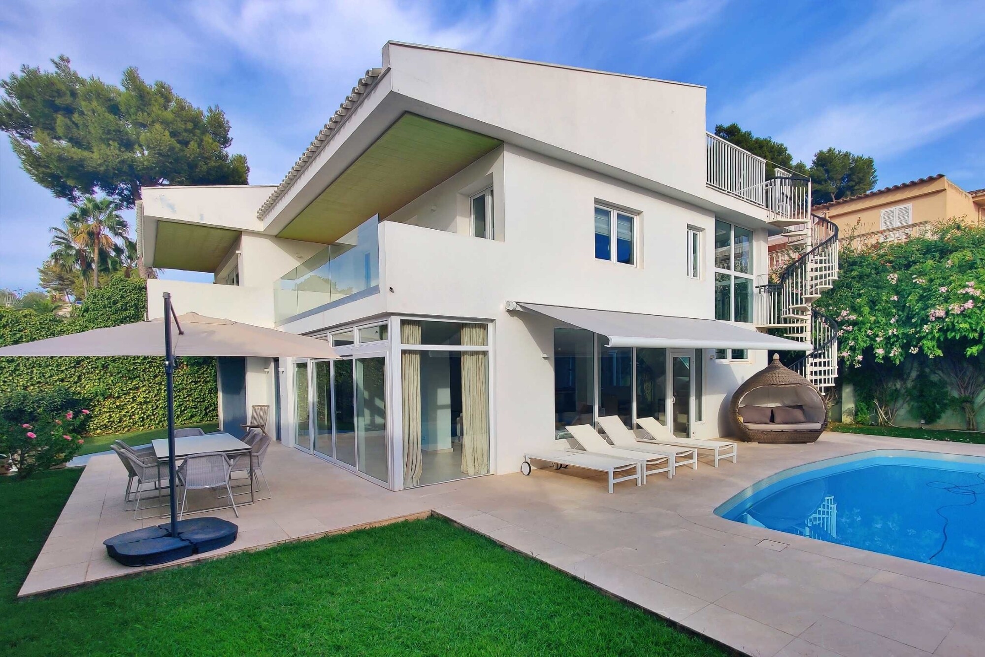 Modern villa with large garage and swimming pool