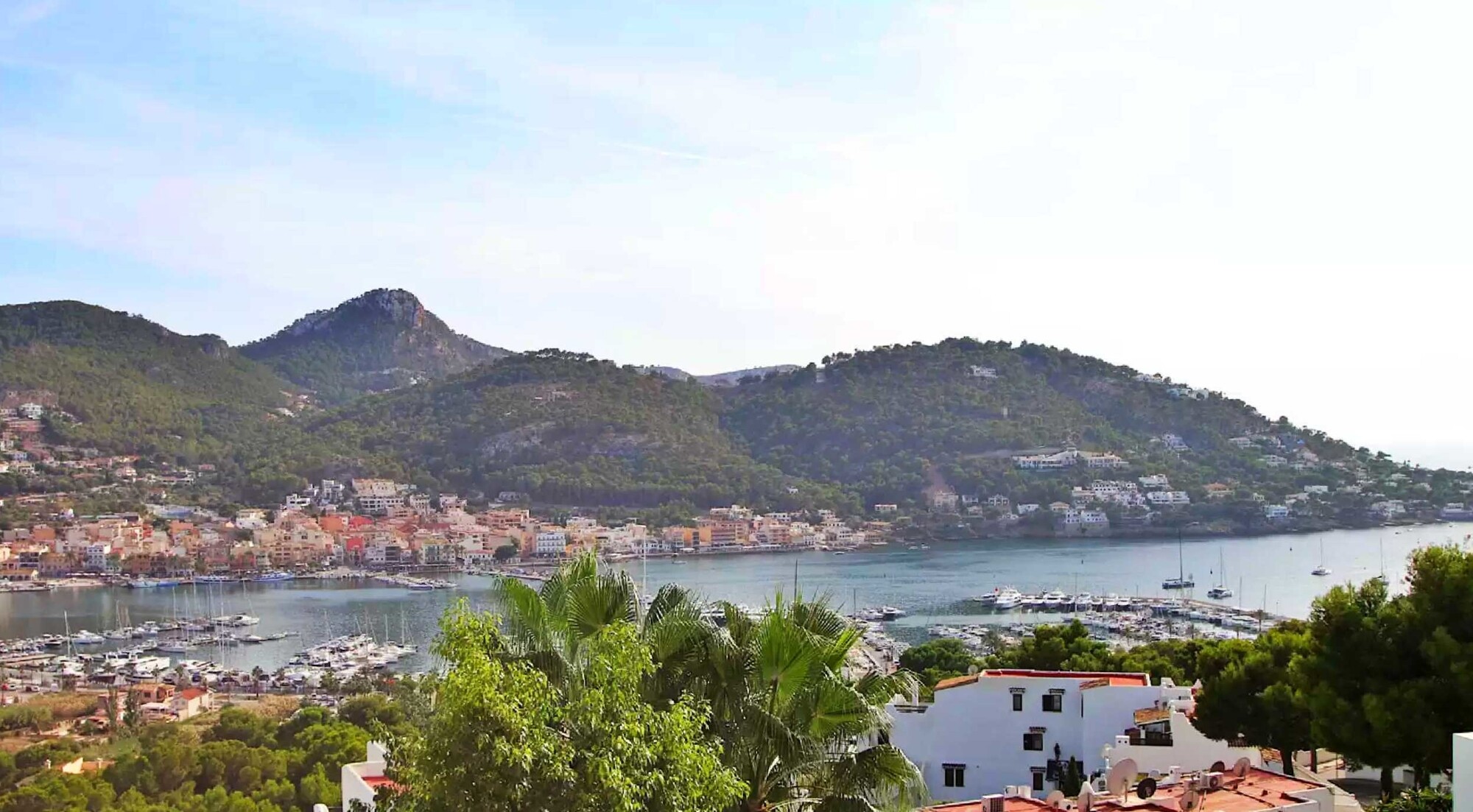 Mediterrane Villa mit Hafenblick in Lauflage zum Zentrum