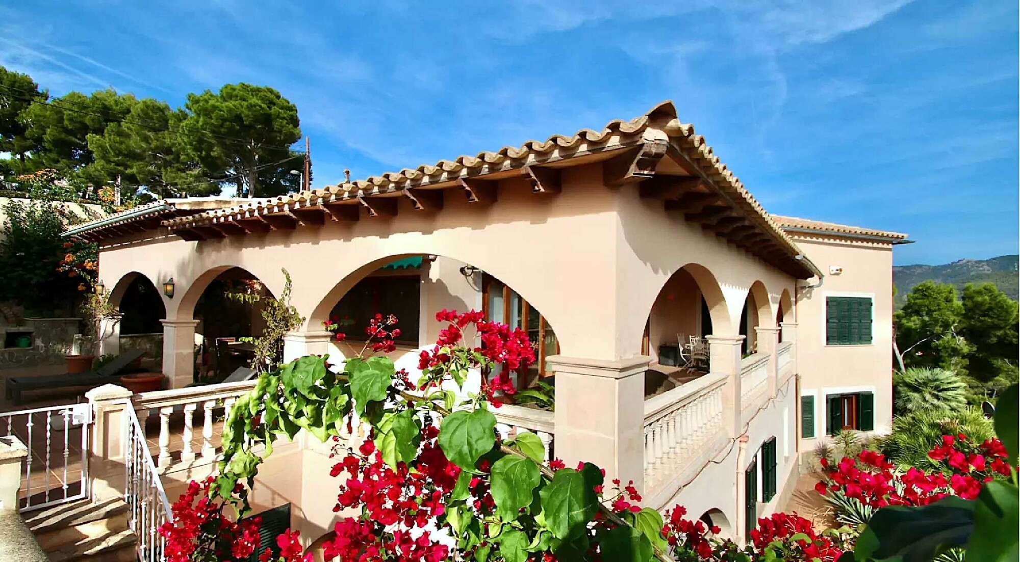 Mediterrane Villa mit Hafenblick in Lauflage zum Zentrum