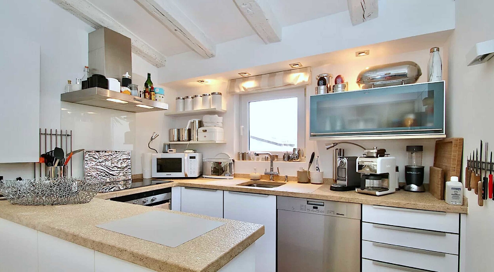 Penthouse in top condition in small complex with pool
