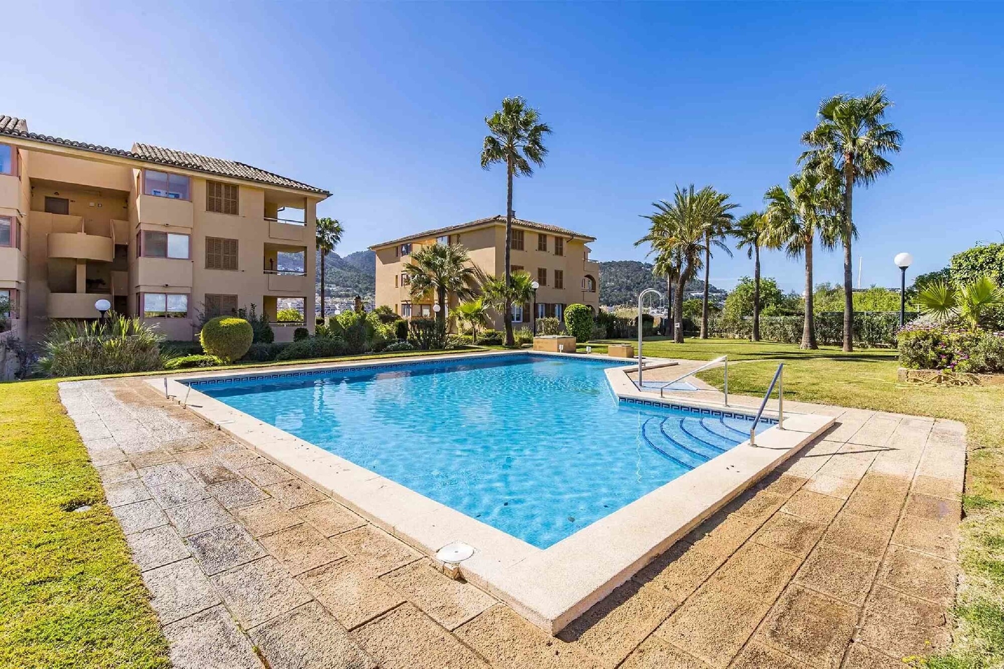 Piso con jardín privado en complejo mediterráneo