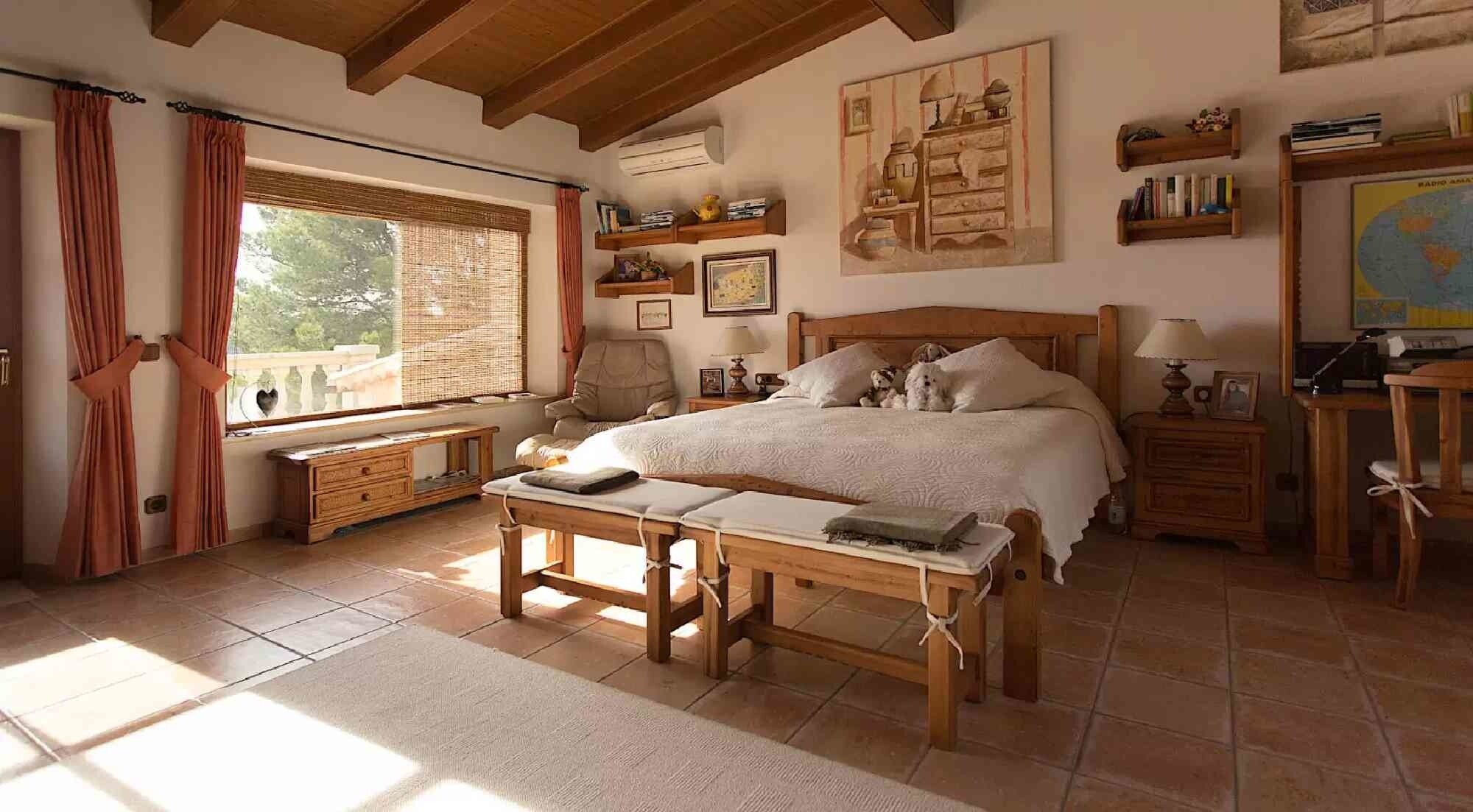 Property with spectacular panoramic views and indoor pool