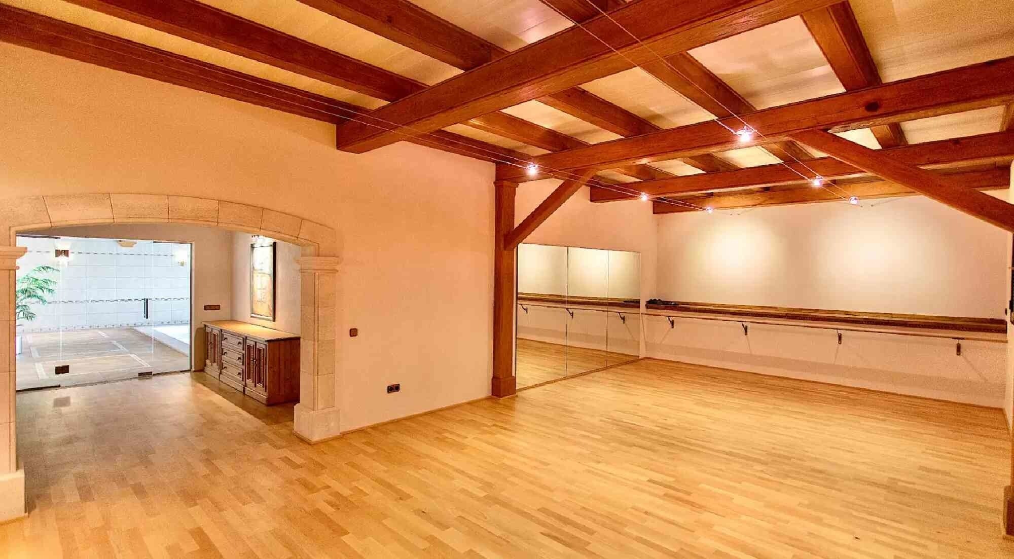 Property with spectacular panoramic views and indoor pool