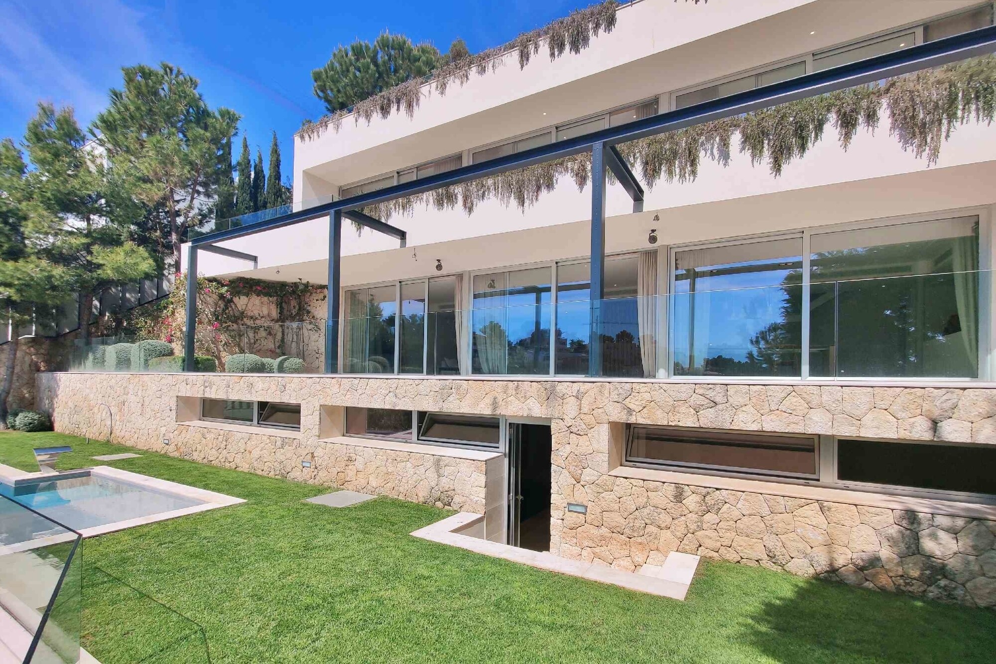 NEW CONSTRUCTION: Modern luxury villa with sea view