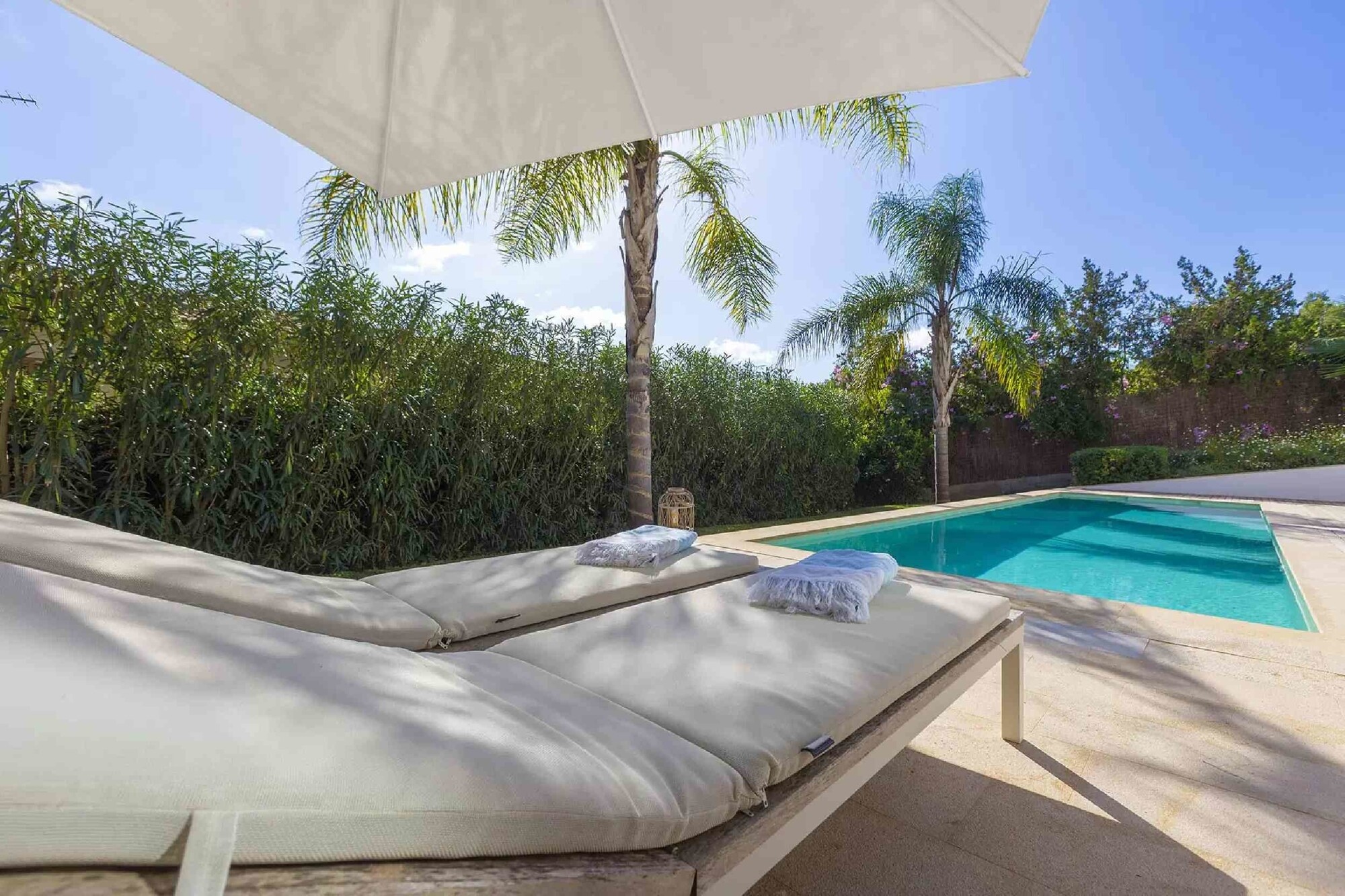 Modern villa with guest apartment and swimming pool