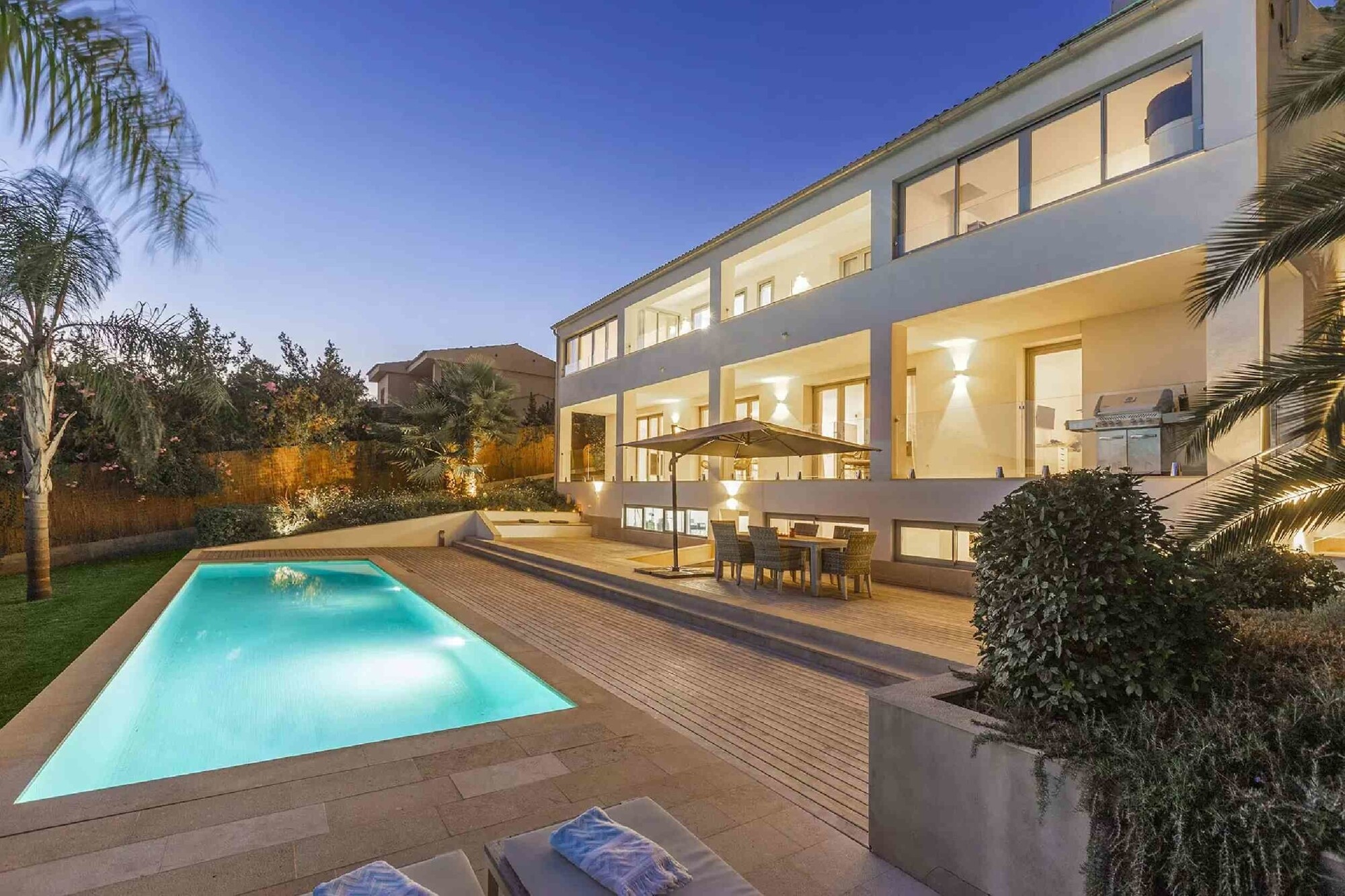 Modern villa with guest apartment and swimming pool
