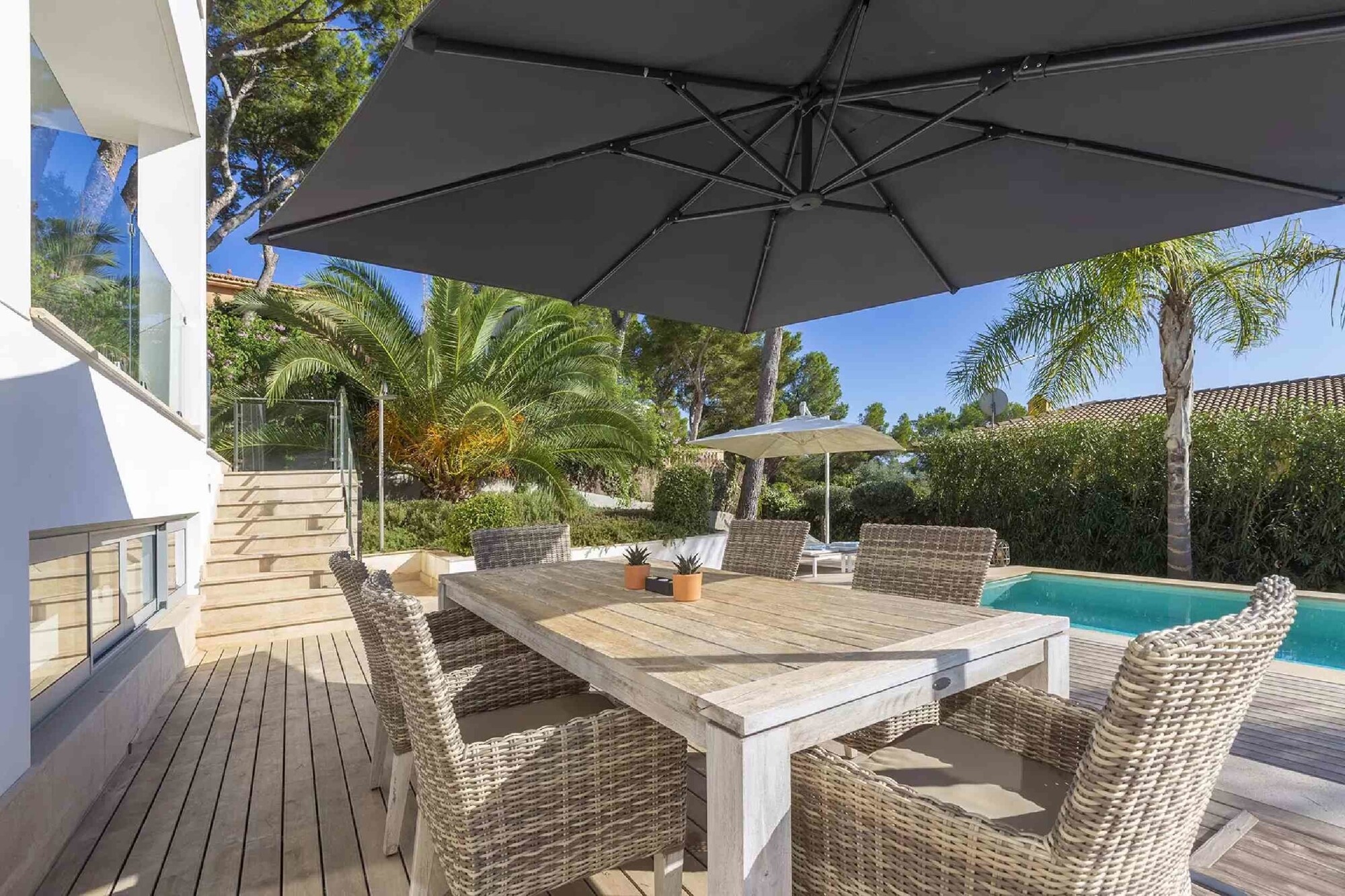 Modern villa with guest apartment and swimming pool