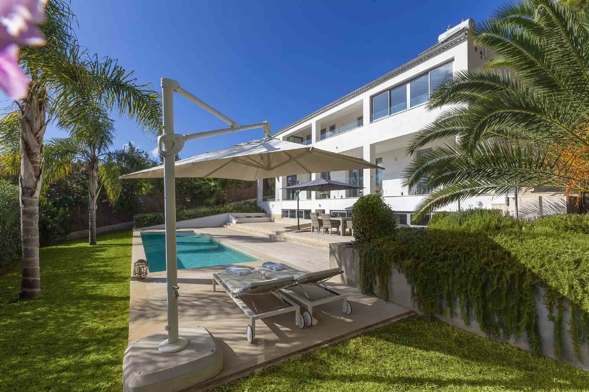 Modern villa with guest apartment and swimming pool