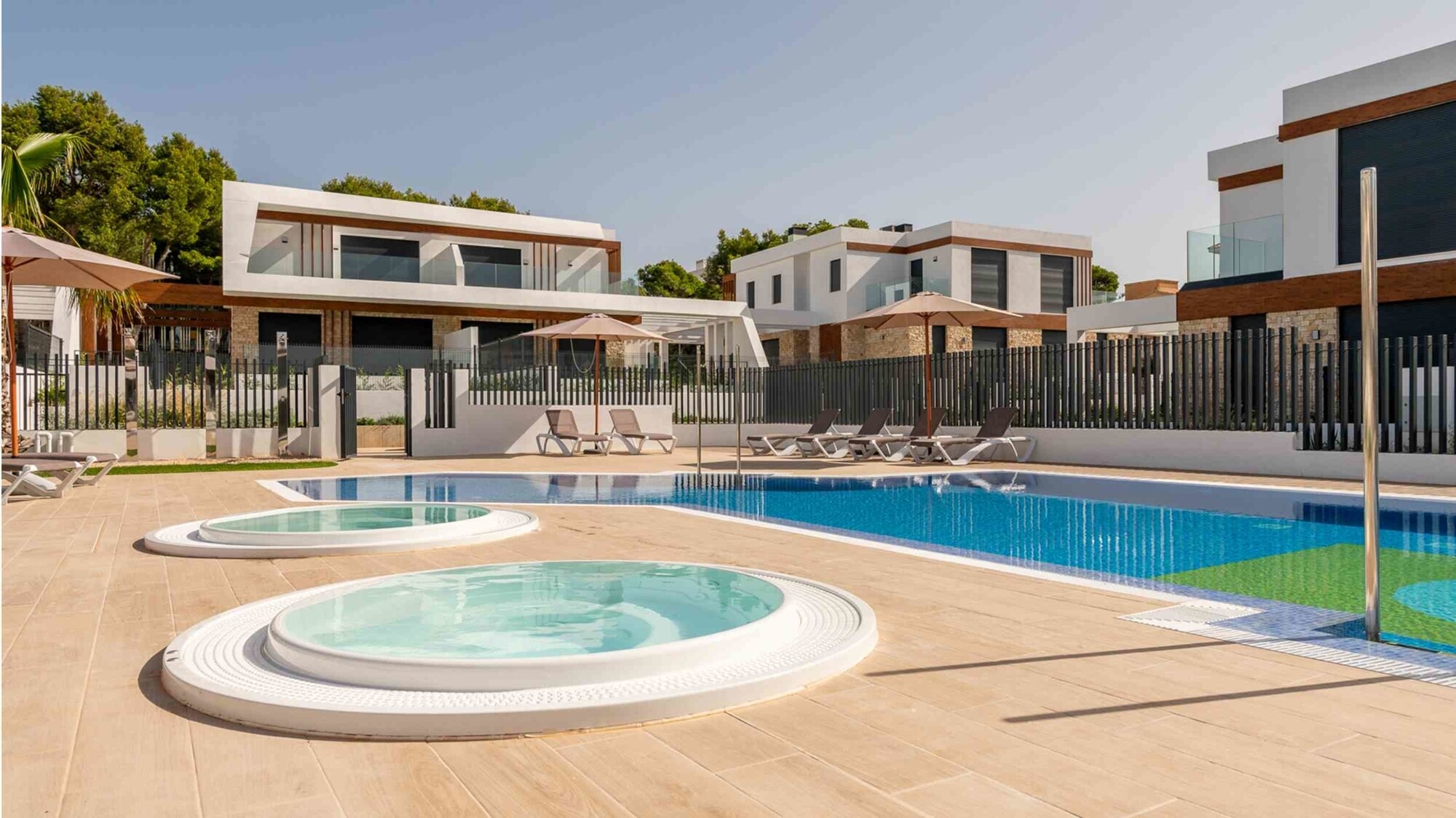 NEW BUILD (ready to move in): Semi-detached house with 3 bedrooms and private pool