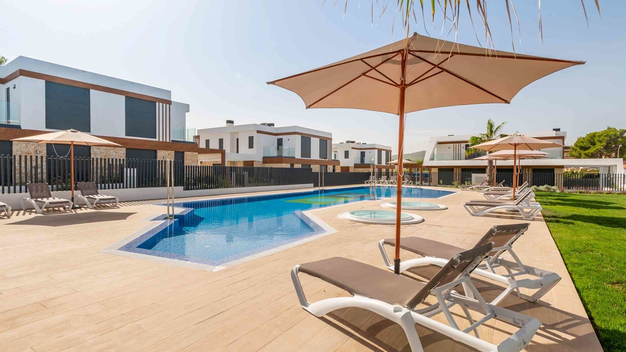 NEW BUILD (ready to move in): Semi-detached house with 3 bedrooms and private pool