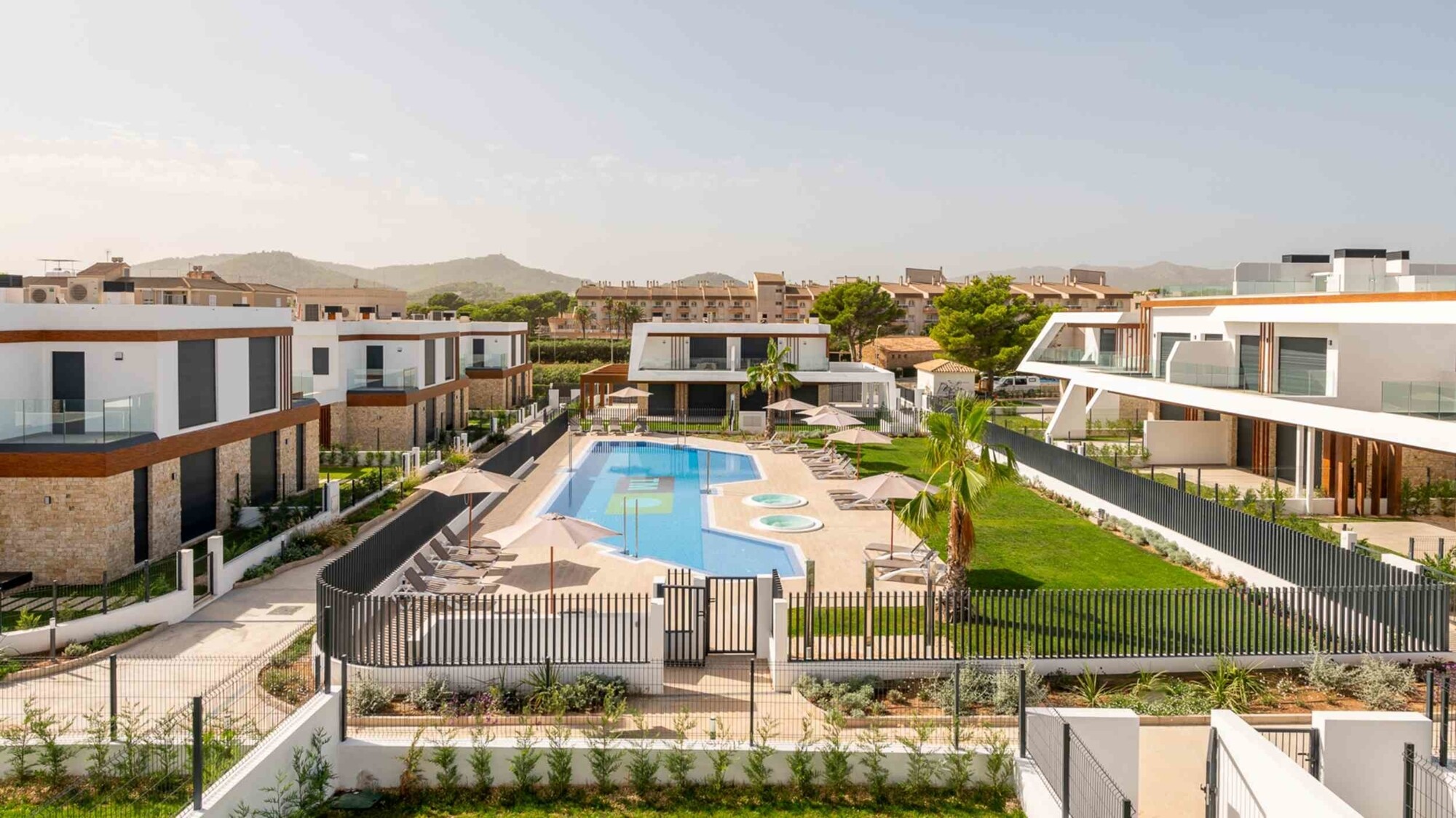 NEW BUILD (ready to move in): Semi-detached house with 3 bedrooms and private pool