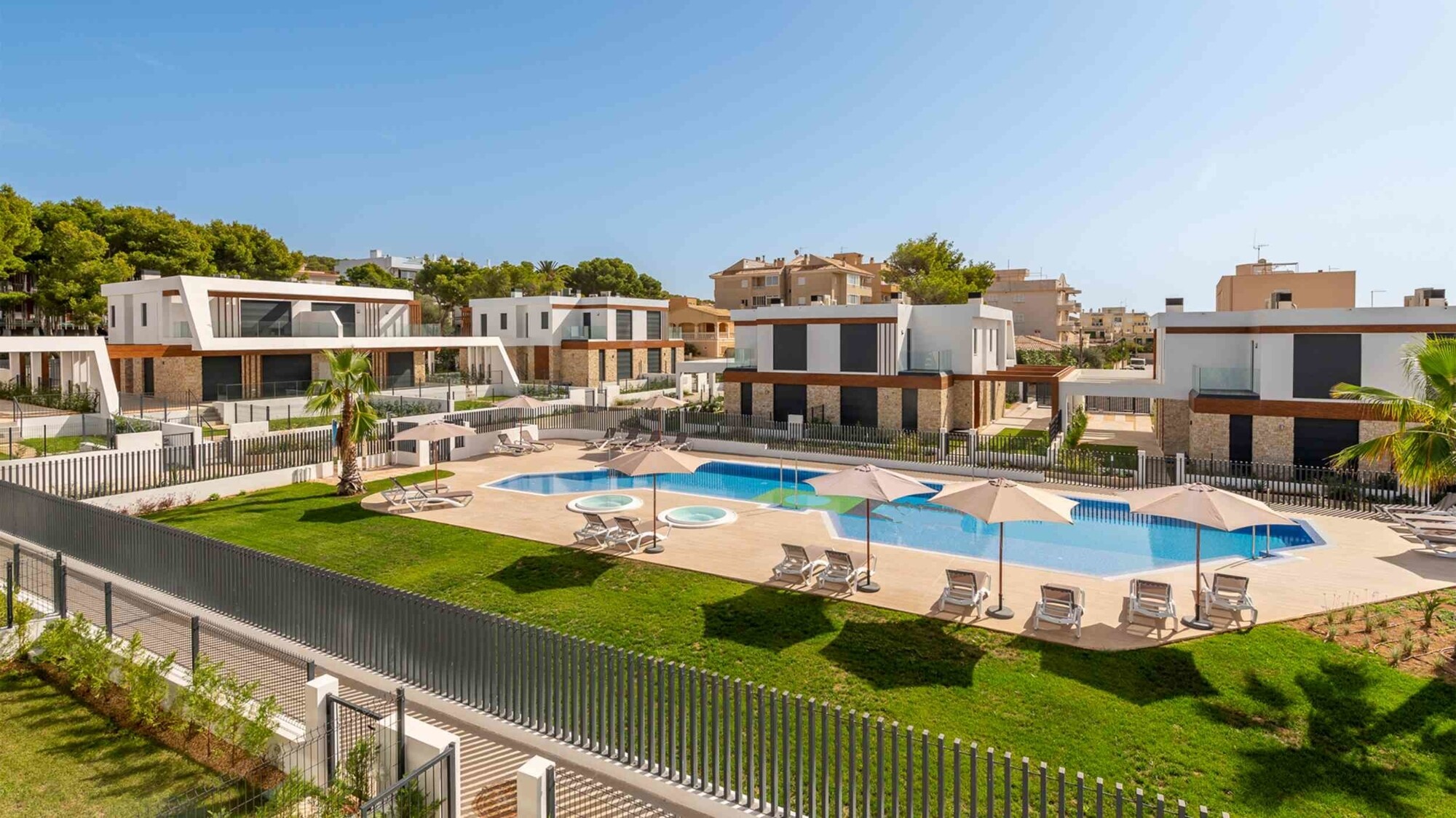 NEW BUILD (ready to move in): Semi-detached house with 3 bedrooms and private pool