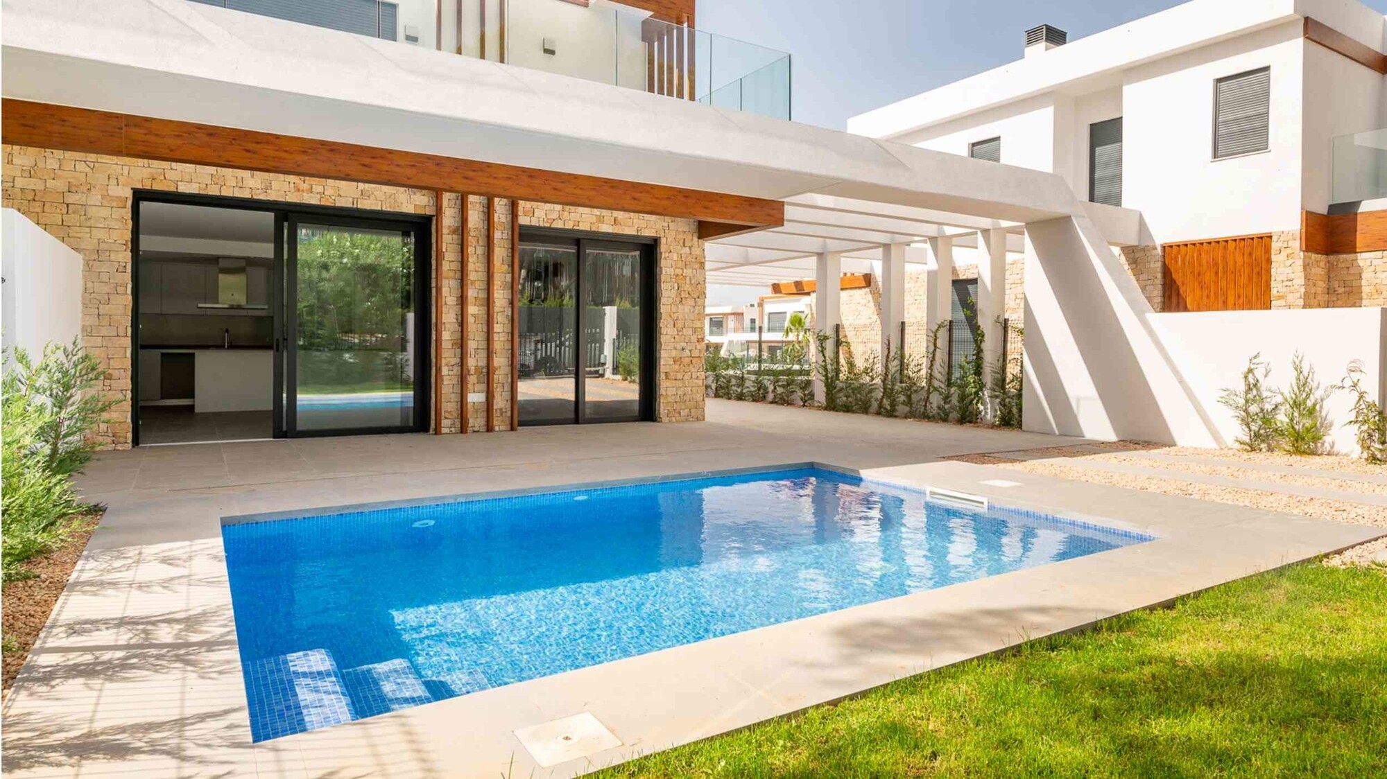 NEW BUILD (ready to move in): Semi-detached house with 3 bedrooms and private pool