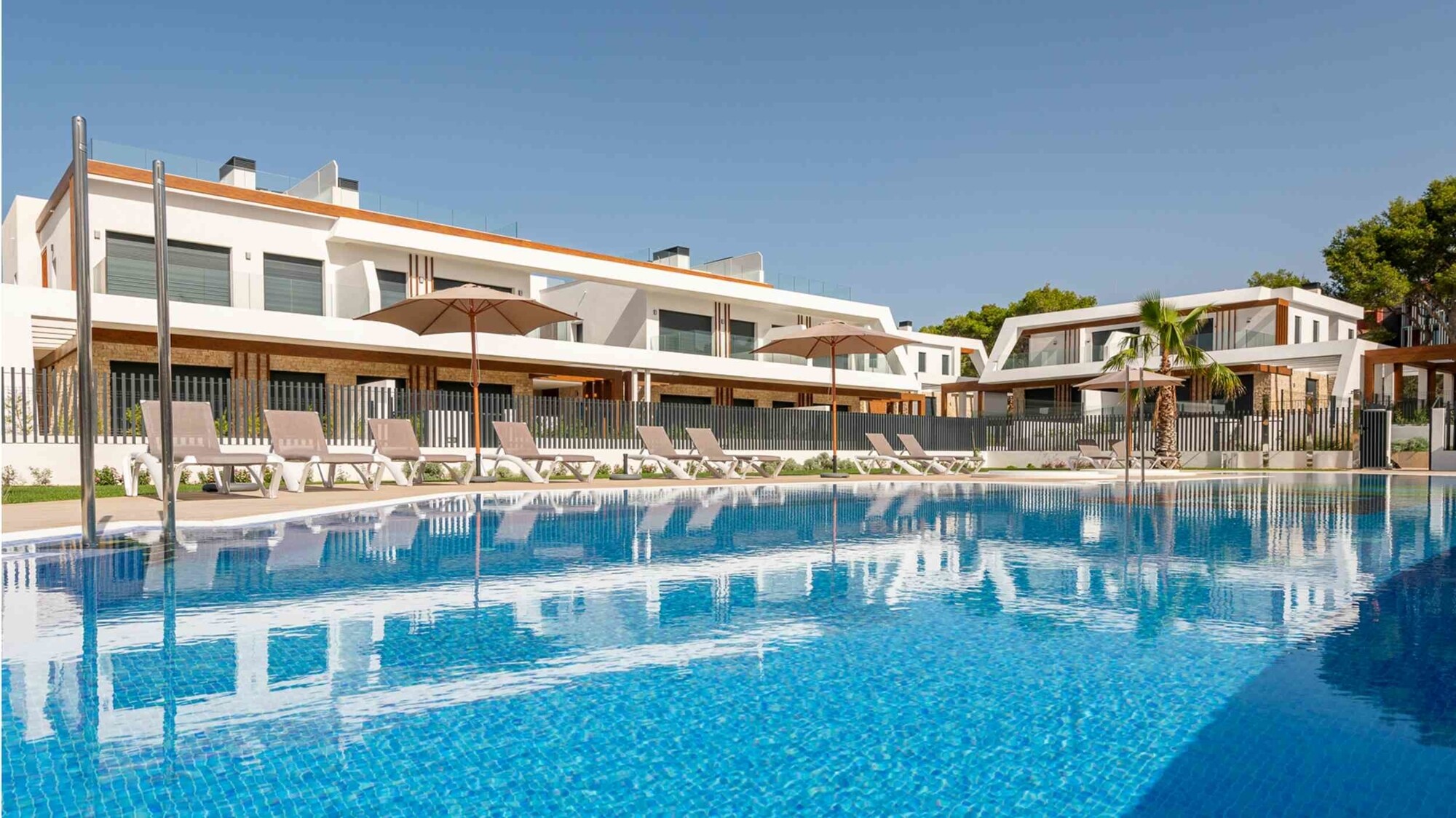 NEW BUILD (ready to move in): Semi-detached house with 3 bedrooms and private pool
