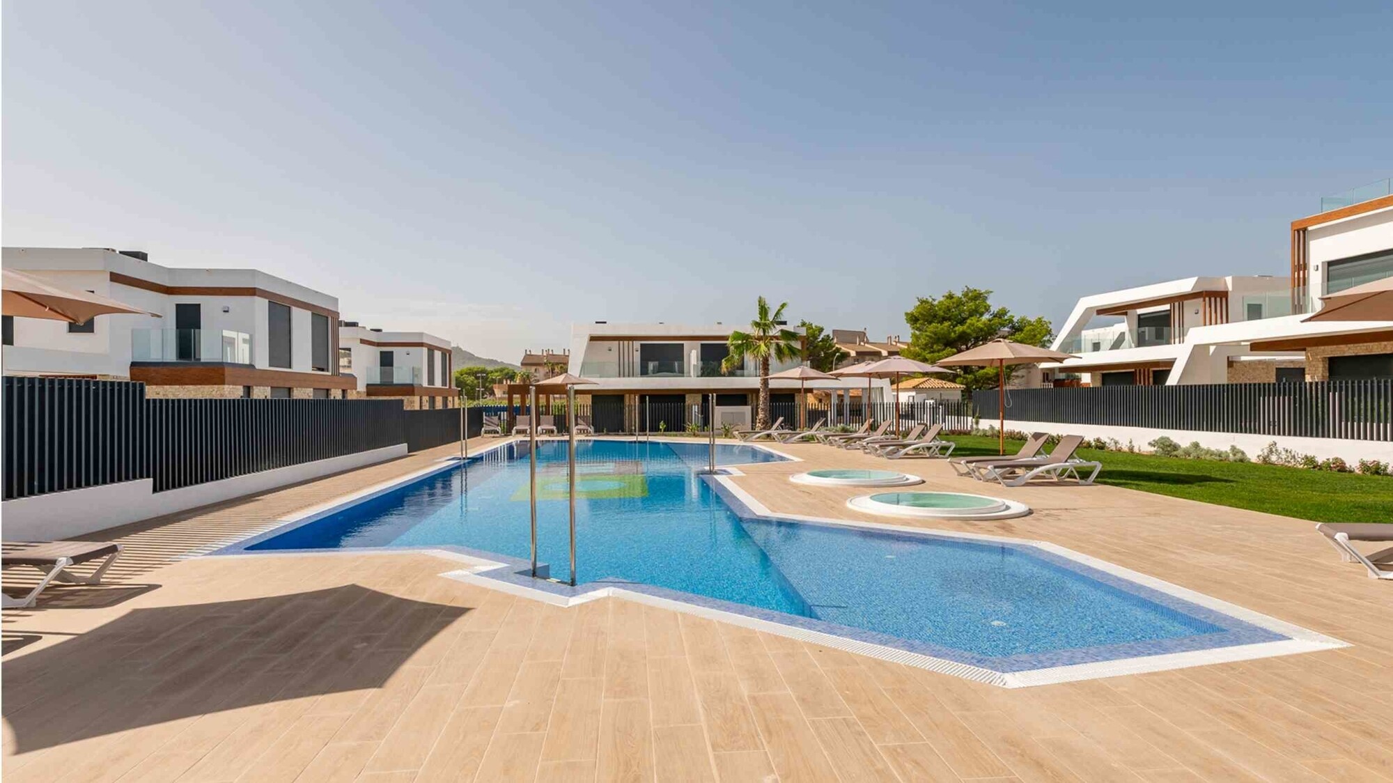NEW BUILD (ready to move in): Semi-detached house with 3 bedrooms and private pool