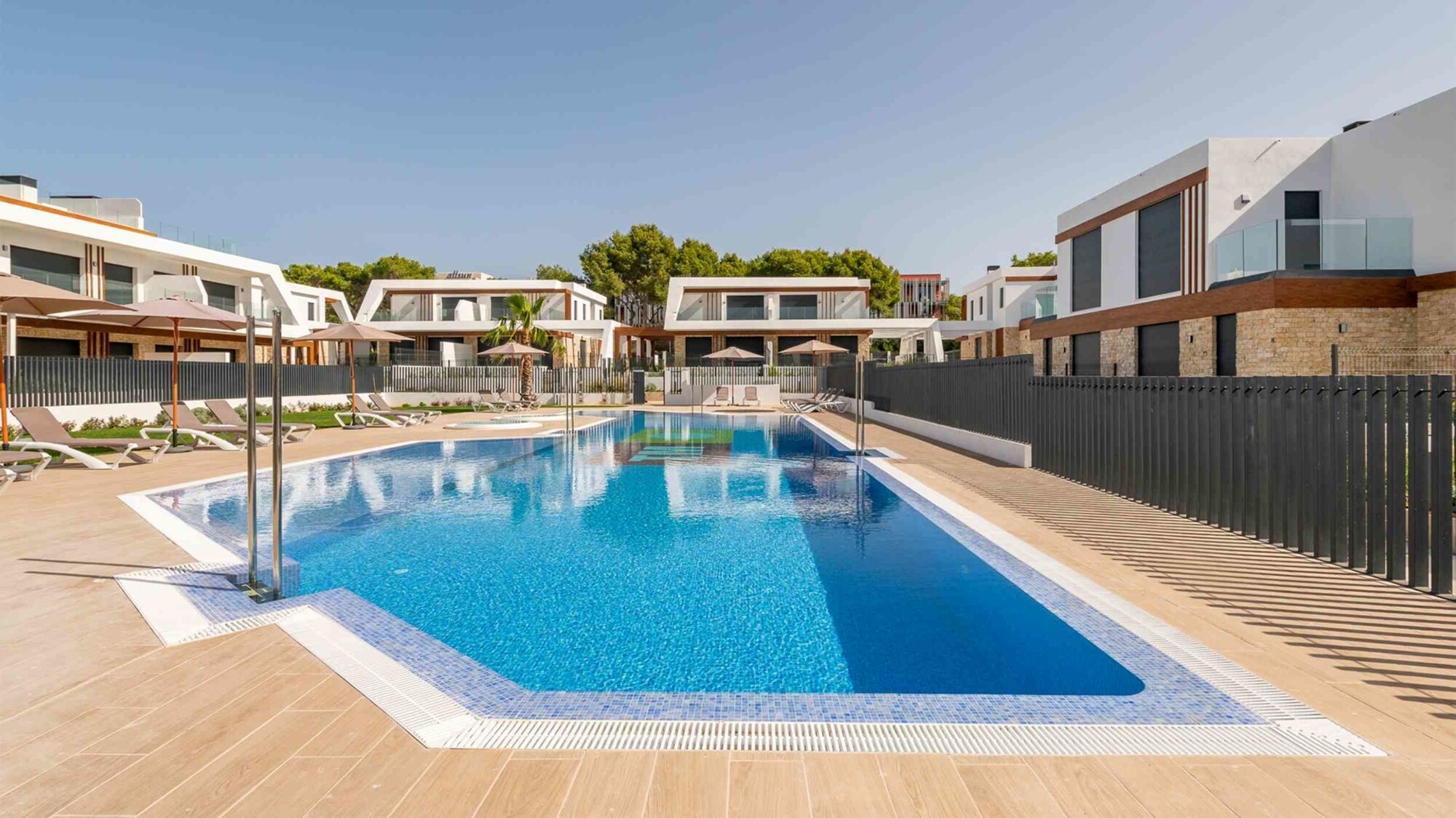 NEW BUILD (ready to move in): Semi-detached house with 3 bedrooms and private pool