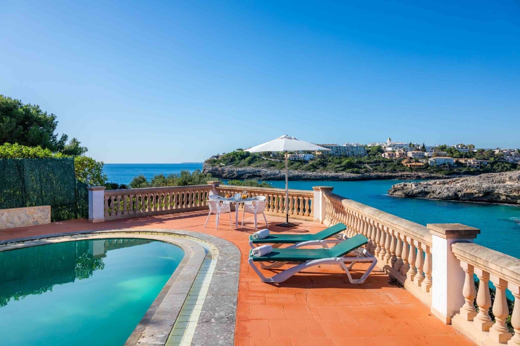 Villa in first sea line with vacation rental license