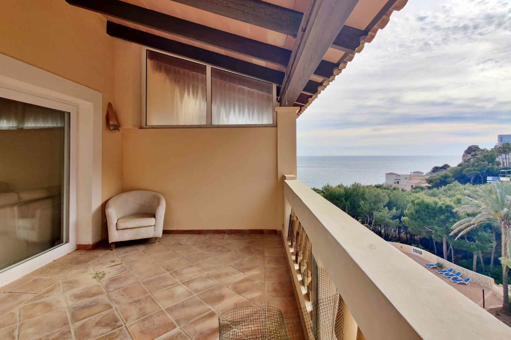 INVESTMENT: Penthouse with sea view and roof terrace