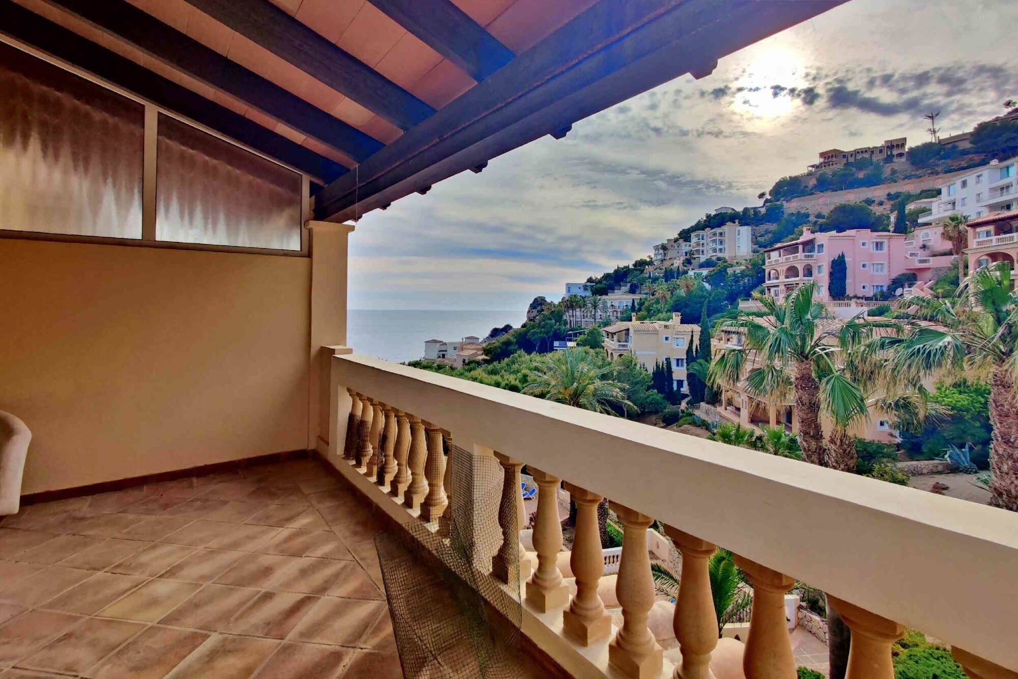 INVESTMENT: Penthouse with sea view and roof terrace