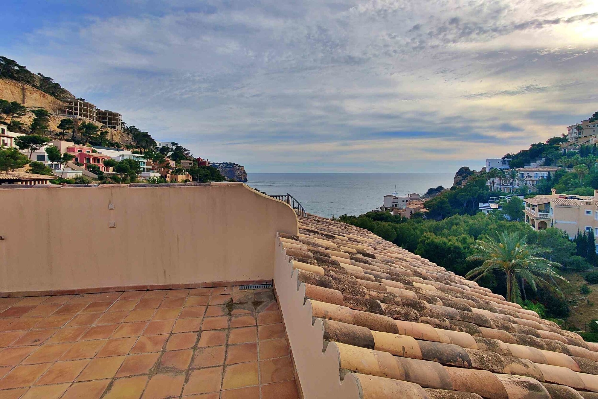 INVESTMENT: Penthouse with sea view and roof terrace