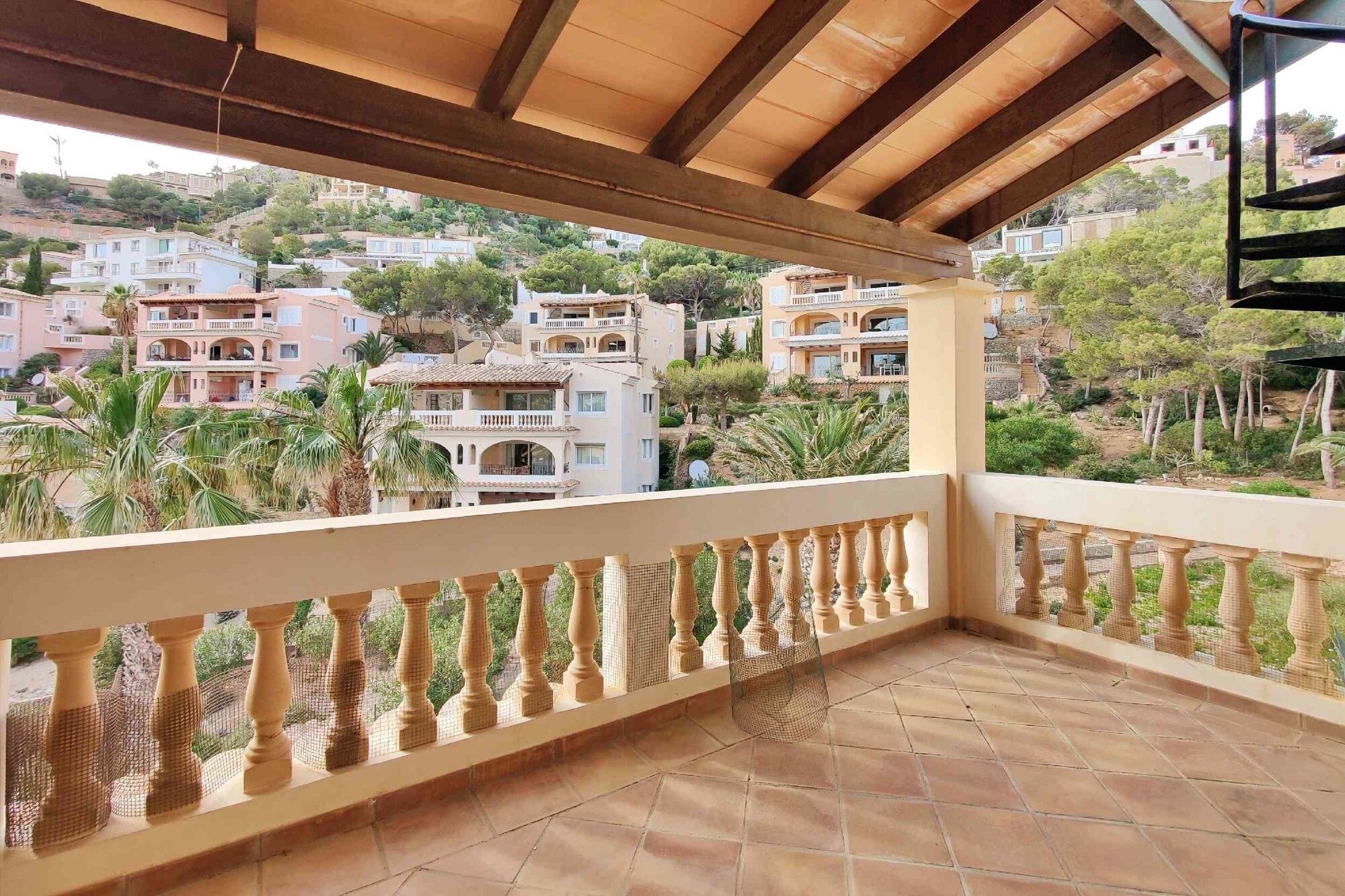 INVESTMENT: Penthouse with sea view and roof terrace