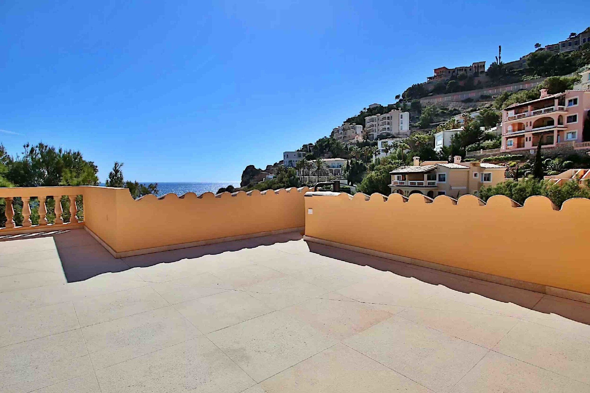 High quality renovated penthouse with roof terrace and sea view