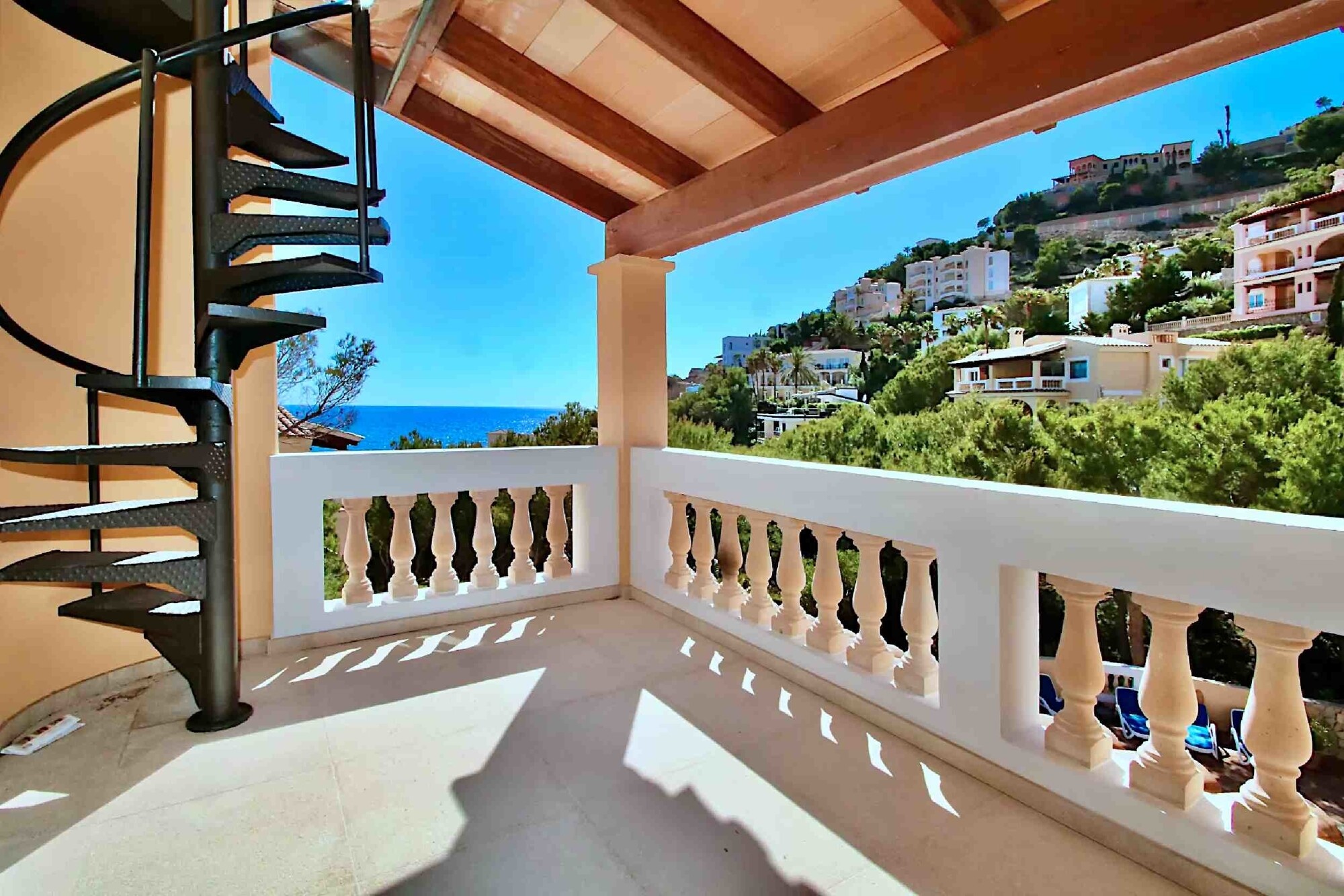 High quality renovated penthouse with roof terrace and sea view