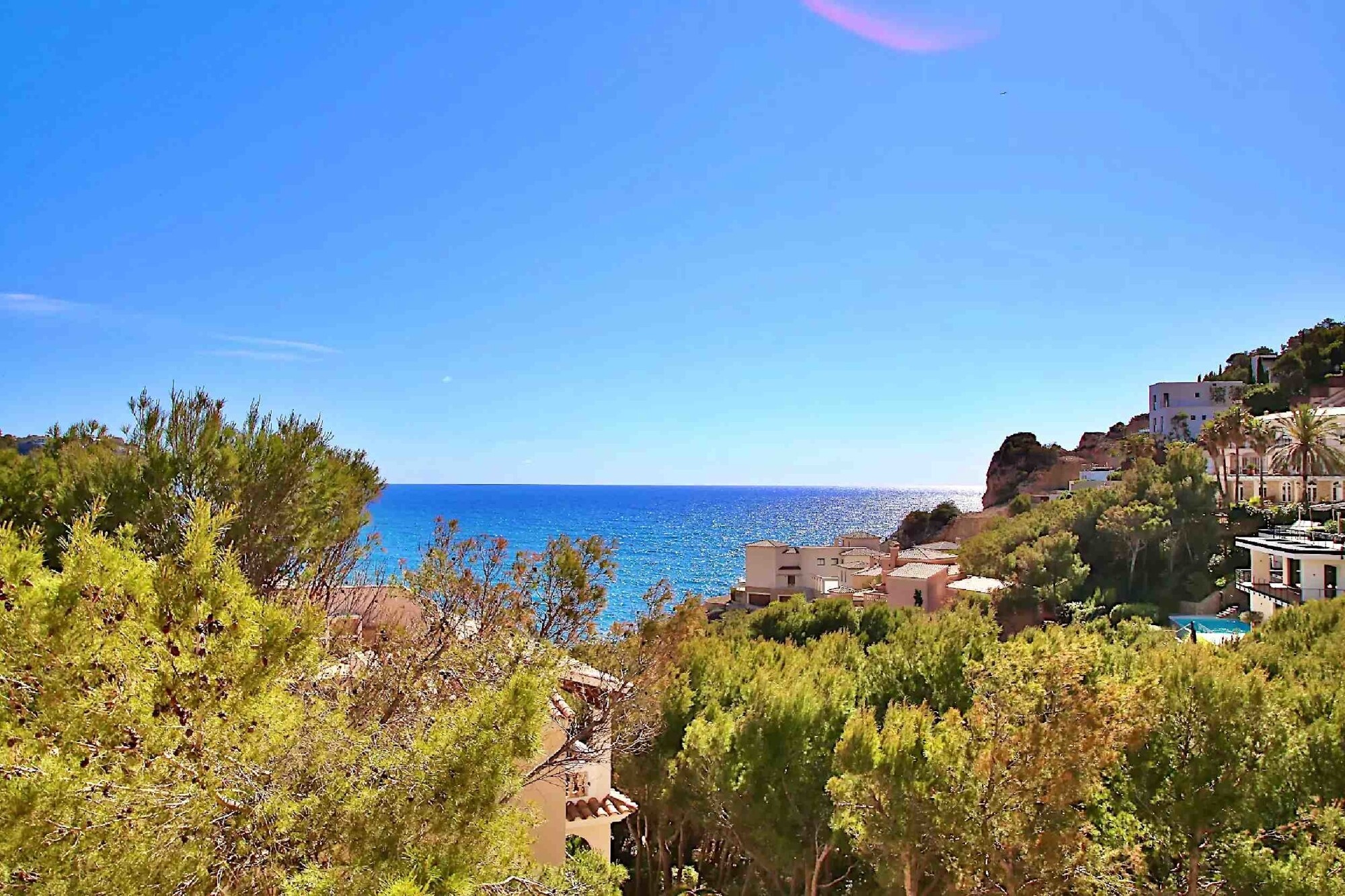 High quality renovated penthouse with roof terrace and sea view