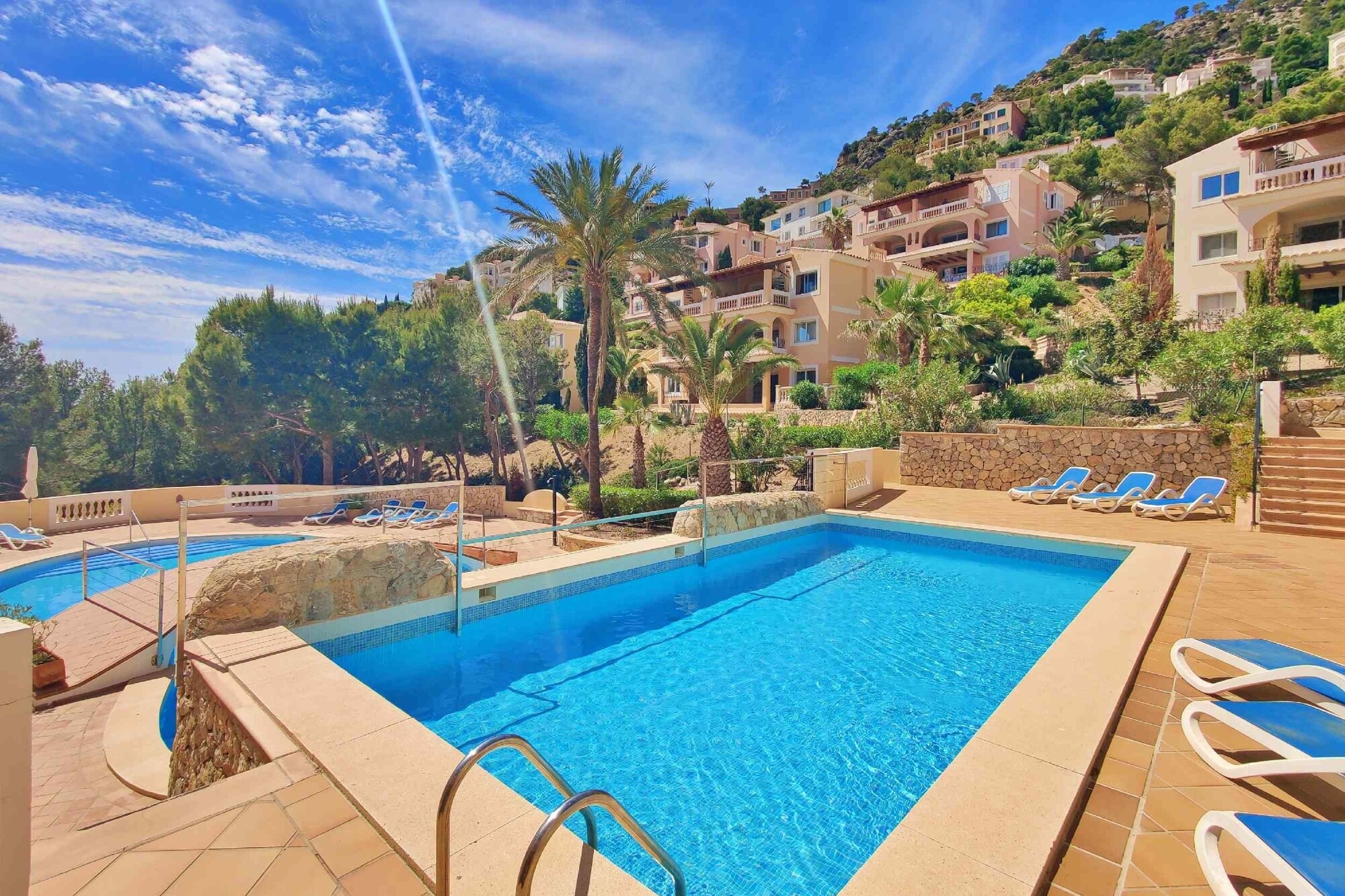 High quality renovated penthouse with roof terrace and sea view
