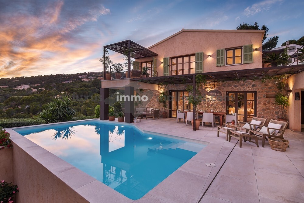 Dream house with extension project in best residential area