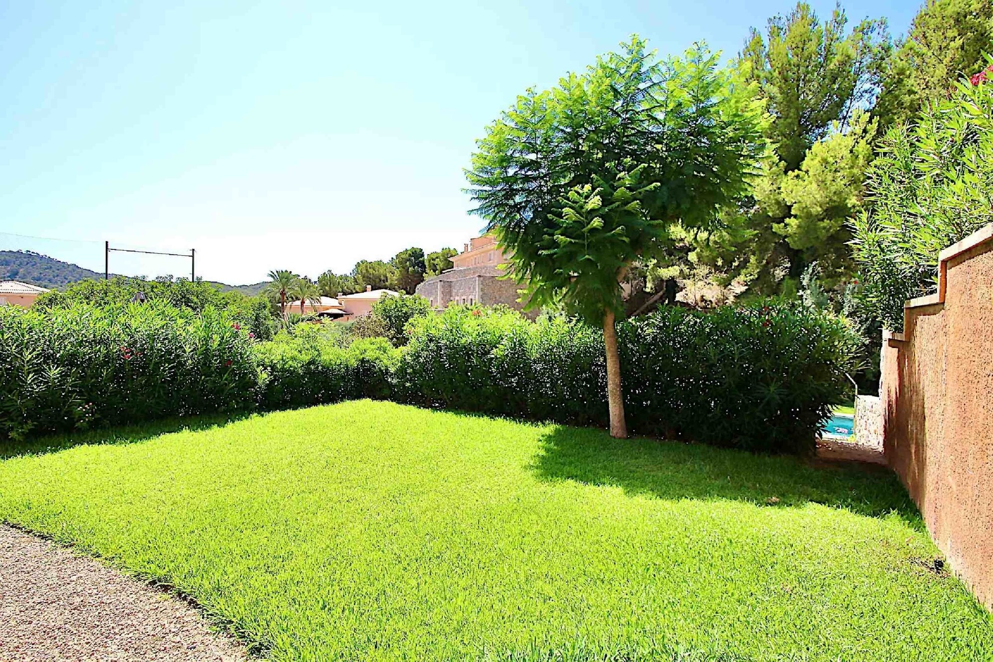 Sanierte Gartenwohnung in kleiner Anlage mit Swimmingpool