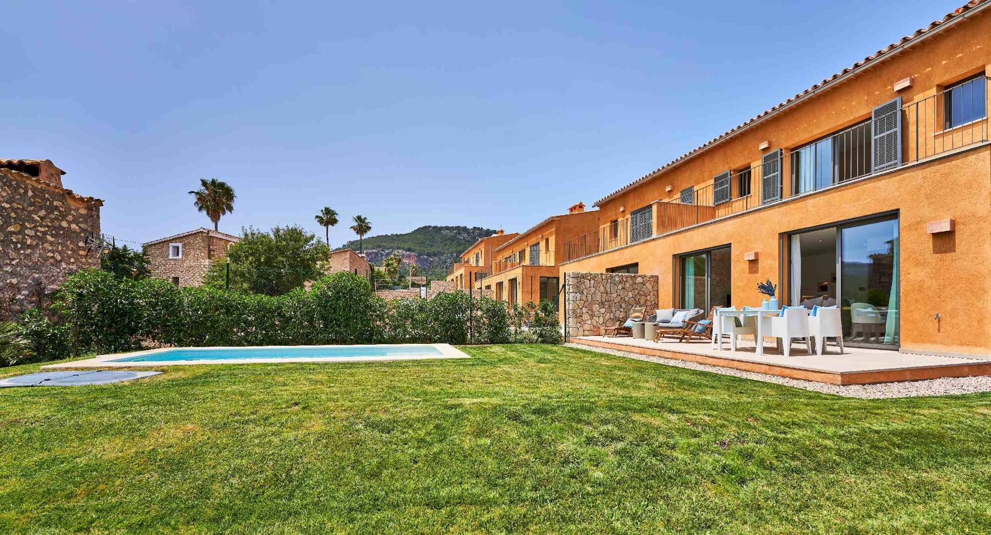 NUEVA CONSTRUCCIÓN (en construcción): Casa adosada con piscina privada